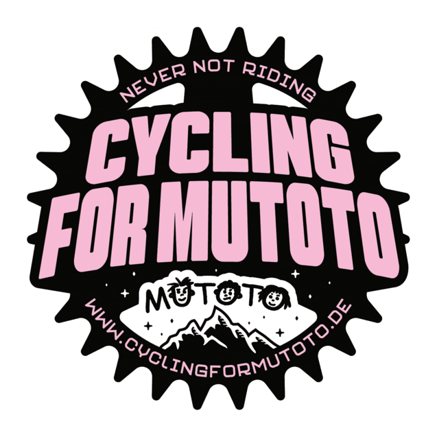 Logo von "Cycling for Mutoto" mit Text in Pink und schwarzem Hintergrund, umgeben von einer Zahnradform.